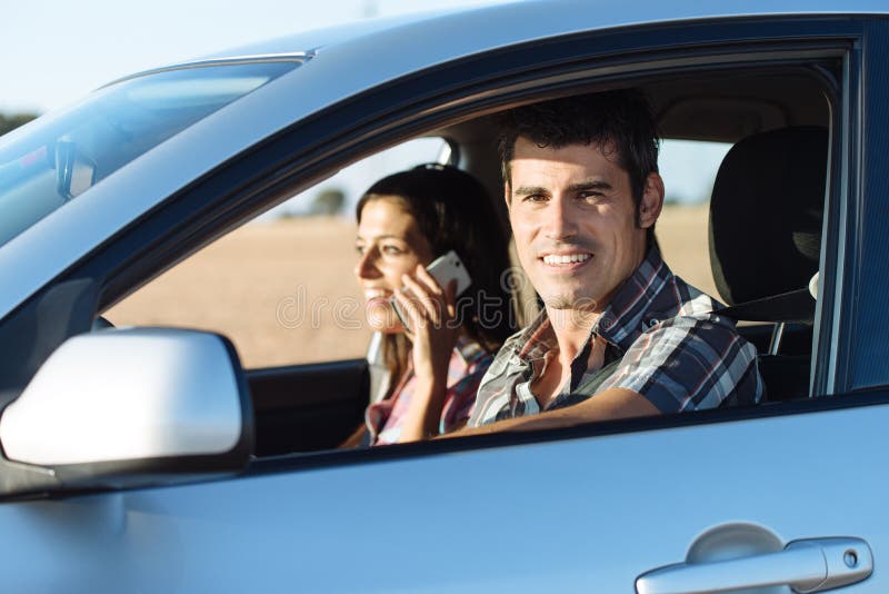 Couples sur le trajet en voiture photos stock Couples sur le trajet en voiture photos stock