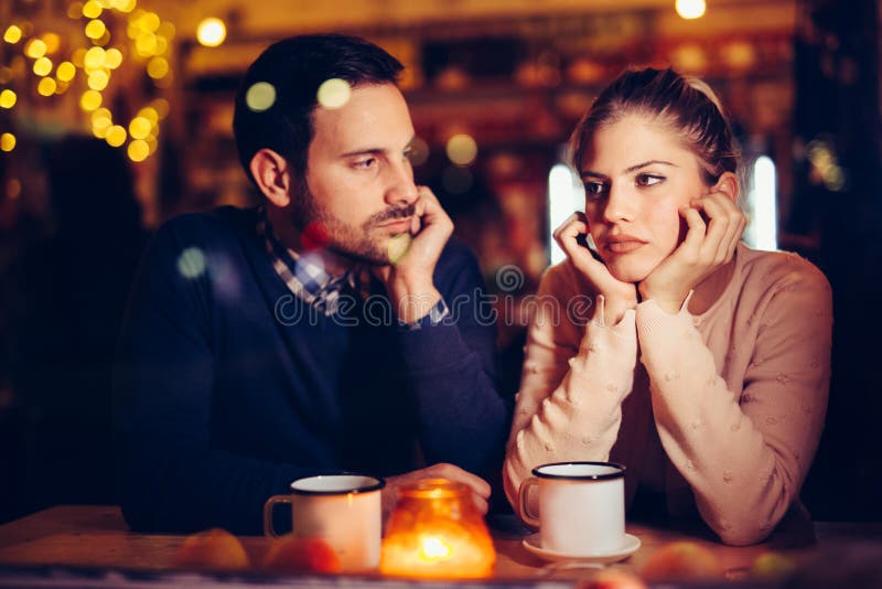 Couples tristes ayant des problèmes de conflit et de relations images stock Couples tristes ayant des problèmes de conflit et de relations images stock