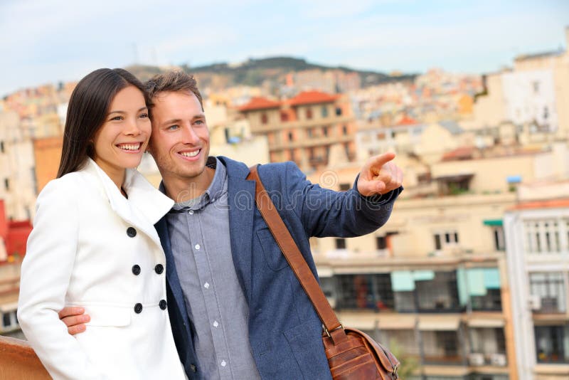Couples uban romantiques regardant la vue de Barcelone photo libre de droits Couples uban romantiques regardant la vue de Barcelone photo libre de droits