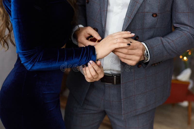 Couples à la mode des amants, jeune homme d'affaires beau dans le costume élégant et belle fille modèle avec le corps parfait photographie stock Couples à la mode des amants, jeune homme d'affaires beau dans le costume élégant et belle fille modèle avec le corps parfait photographie stock