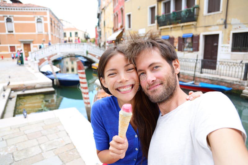 Couples à Venise, mangeant la crème glacée prenant le selfie photographie stock libre de droits Couples à Venise, mangeant la crème glacée prenant le selfie photographie stock libre de droits