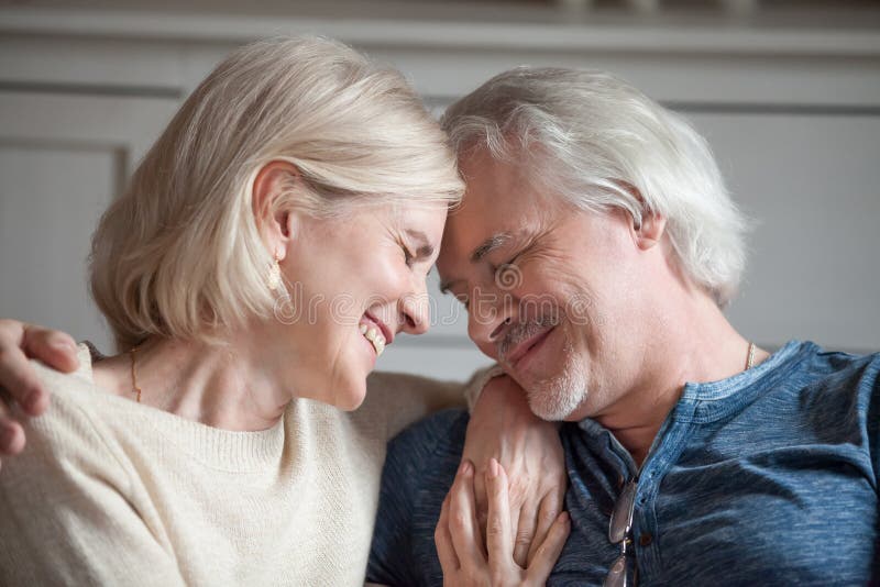 Couples âgés sensuels heureux touchant appréciant le moment romantique image libre de droits Couples âgés sensuels heureux touchant appréciant le moment romantique image libre de droits