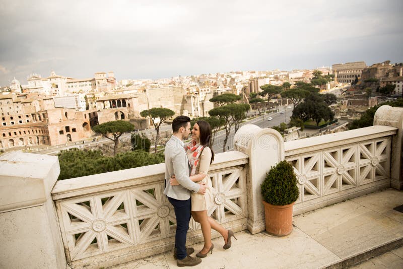 Couples étant ensemble à Rome, Italie images libres de droits