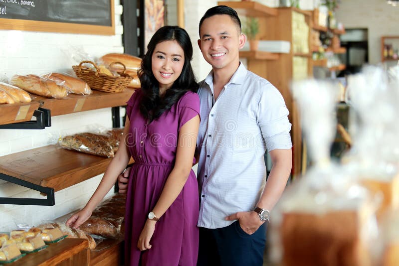 Couples étonnants à la boulangerie photographie stock libre de droits Couples étonnants à la boulangerie photographie stock libre de droits