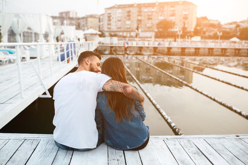 Download Couples étreignant Le Pilier Photo stock - Image du mains, heureux: 76076608