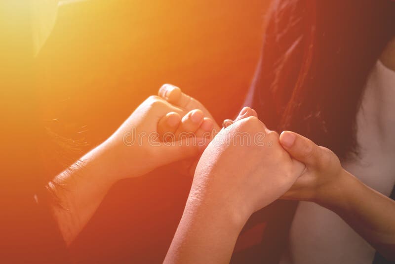 Couplez Christian Female Friend Holding Hands ensemble et priez t