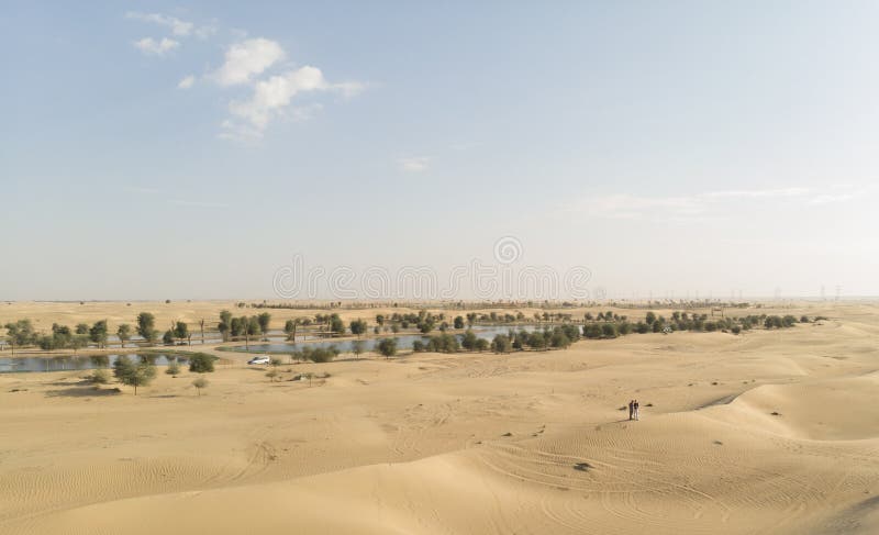 Couplez dans un désert près d'Al Qudra Lakes photos libres de droits Couplez dans un désert près d'Al Qudra Lakes photos libres de droits
