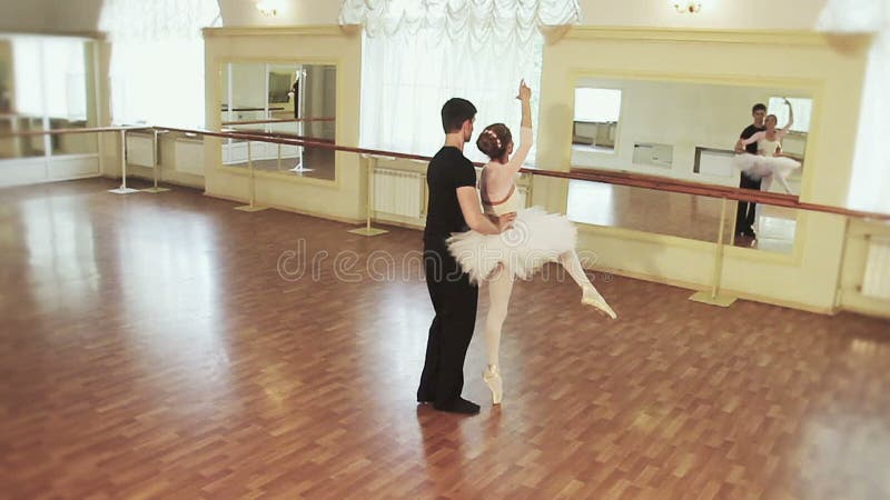 Couplez le ballet de danse avec élégance, femelle de rotation de mâle autour
