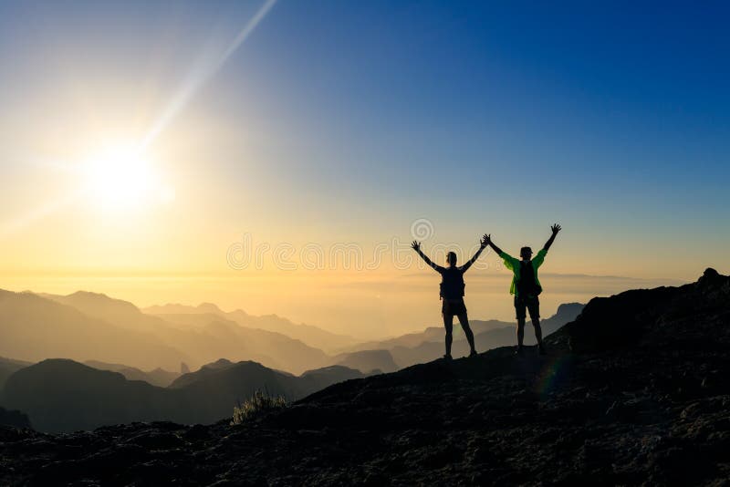 Couplez le succès de randonneurs et le concept de confiance en montagnes photographie stock Couplez le succès de randonneurs et le concept de confiance en montagnes photographie stock