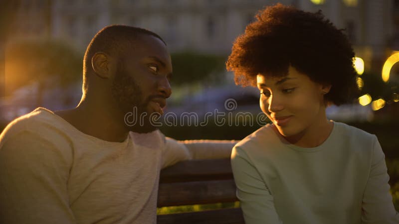 Couplez étreindre sur le banc de parc au crépuscule, moments romantiques, relations parfaites