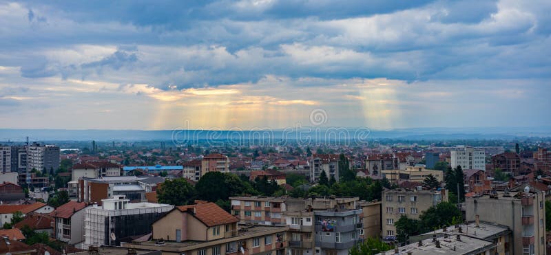 Coupures de lumière par des nuages au-dessus de Peje Kosovo images libres de droits Coupures de lumière par des nuages au-dessus de Peje Kosovo images libres de droits
