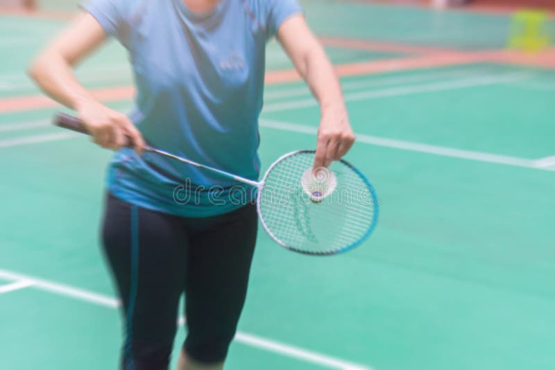 cour de badminton avec la femme brouillée de fond jouant le badminton image libre de droits cour de badminton avec la femme brouillée de fond jouant le badminton image libre de droits