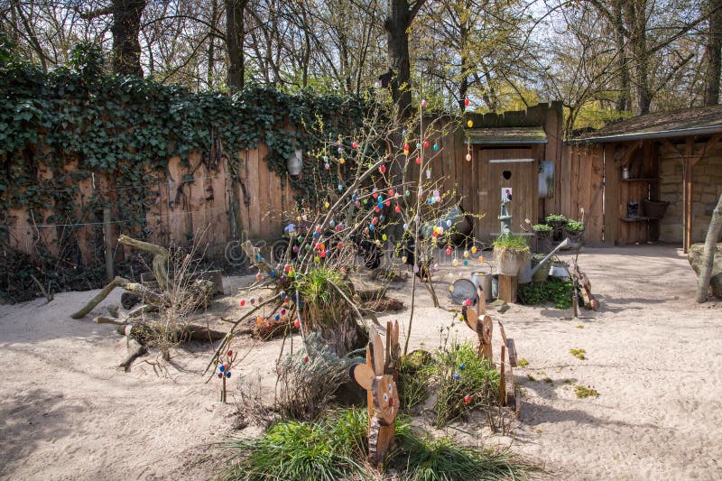 Cour de campagne décorée d'oeufs colorés pour Pâques photo stock