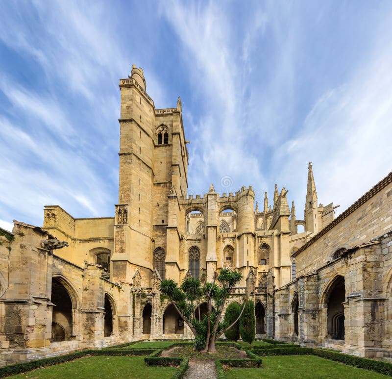 Cour intérieure de cathédrale de Narbonne - France image libre de droits Cour intérieure de cathédrale de Narbonne - France image libre de droits