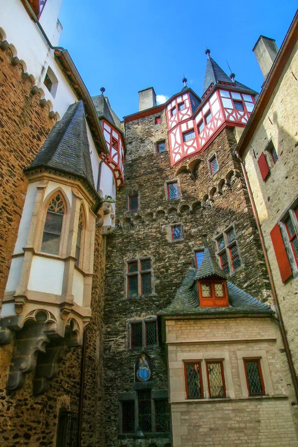 Cour intérieure environnante de murs de château d'Eltz dans la Rhénanie-PA photos stock Cour intérieure environnante de murs de château d'Eltz dans la Rhénanie-PA photos stock