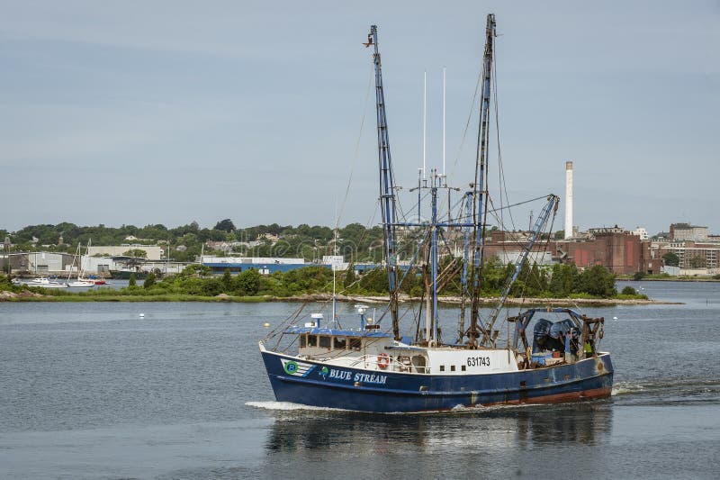 Courant bleu de bateau de pêche professionnelle, Newport News gauche de salut, la Virginie, passant Palmer Island photographie stock Courant bleu de bateau de pêche professionnelle, Newport News gauche de salut, la Virginie, passant Palmer Island photographie stock