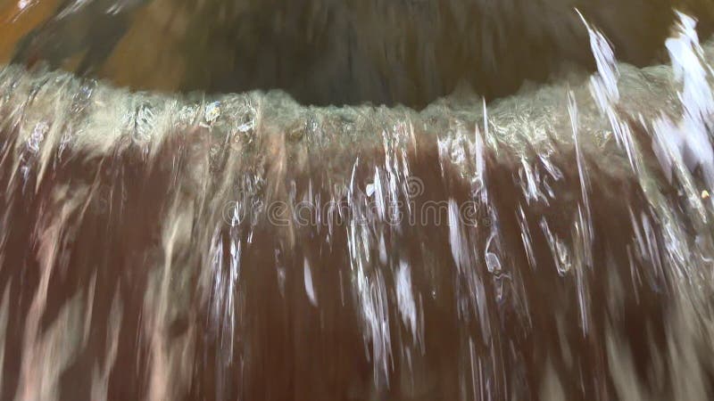 Courant réutilisé d'eaux usées Eau propre après nettoyage r clips vidéos