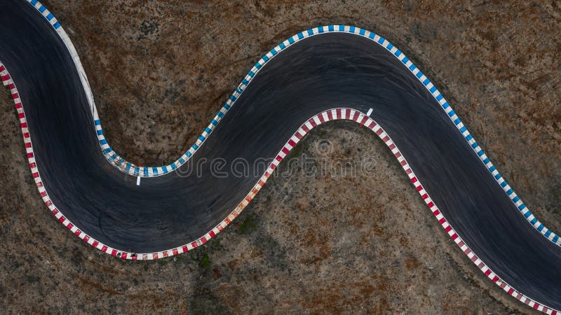 Courber la vue de voie de course de voie et de courbe d'asphalte de course de voiture de vue ci-dessus et aérienne image stock