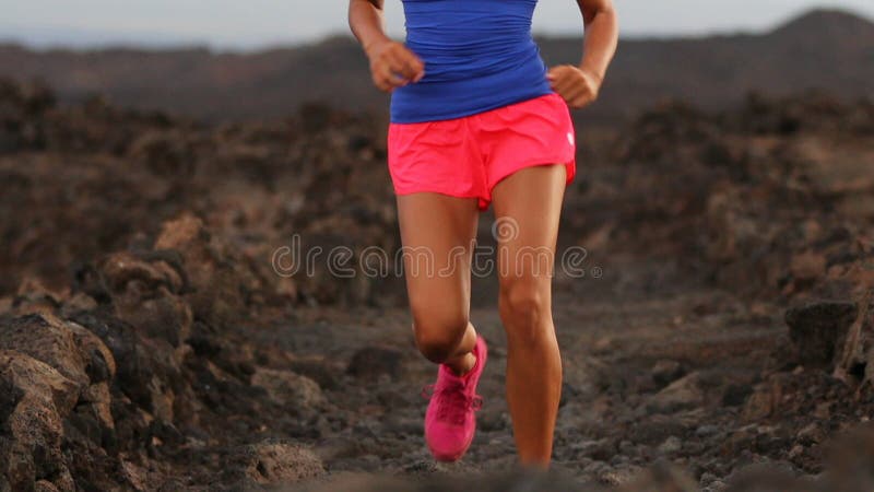 Coureur courant de femme de remise en forme de sport. Gros plan des jambes femelles et des chaussures de sport en action. Coureur banque de vidéos