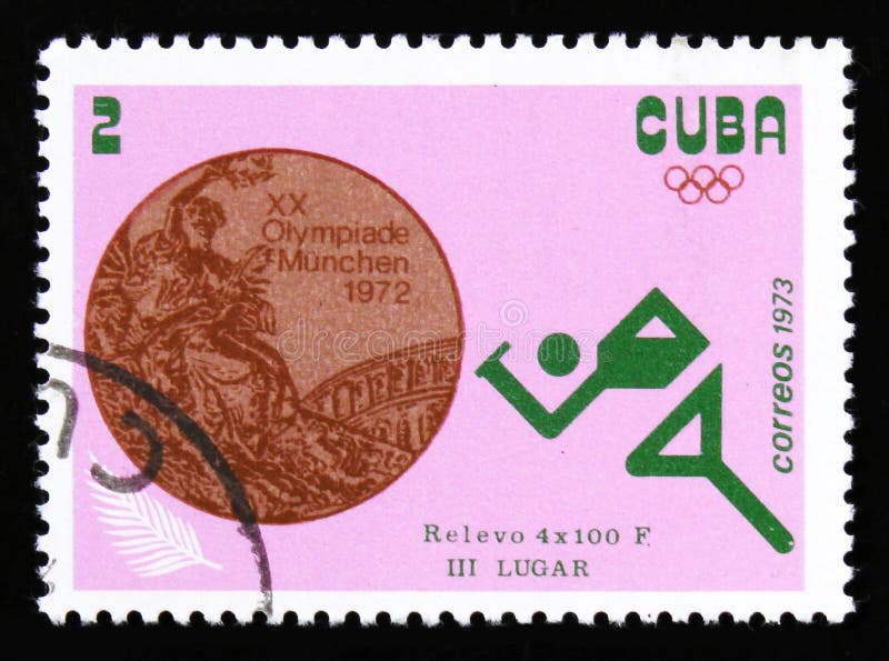 Coureur d'athlète, avec la course de relais d'inscription 4x100 m des Jeux Olympiques d'été de la série XX, Munich, 1972 vers 197 photo stock Coureur d'athlète, avec la course de relais d'inscription 4x100 m des Jeux Olympiques d'été de la série XX, Munich, 1972 vers 197 photo stock