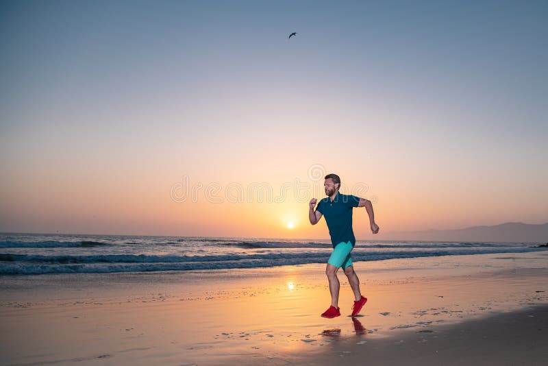 Un Jeune Homme En Costume D'entraînement Pose Avec Le Basket-ball Devant Le  Magasin Image stock - Image du persistance, bille: 158013109