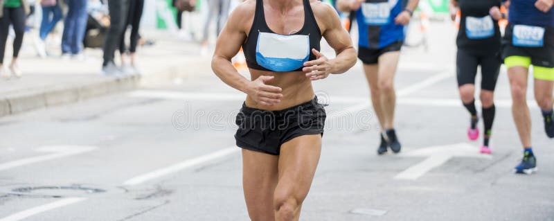 Coureur musculaire m?connaissable dehors Fonctionnement de fond Couleur bleue images stock Coureur musculaire m?connaissable dehors Fonctionnement de fond Couleur bleue images stock