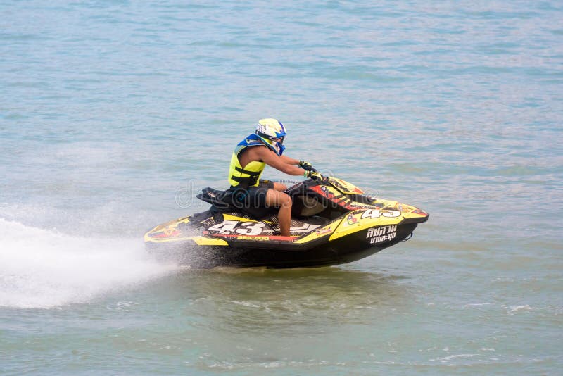Coureur non identifié de ski de jet visite #3, Udonthani, Thaïlande de ski de jet à la pro - 25 mai 2019 : Cavalier professionnel image stock Coureur non identifié de ski de jet visite #3, Udonthani, Thaïlande de ski de jet à la pro - 25 mai 2019 : Cavalier professionnel image stock