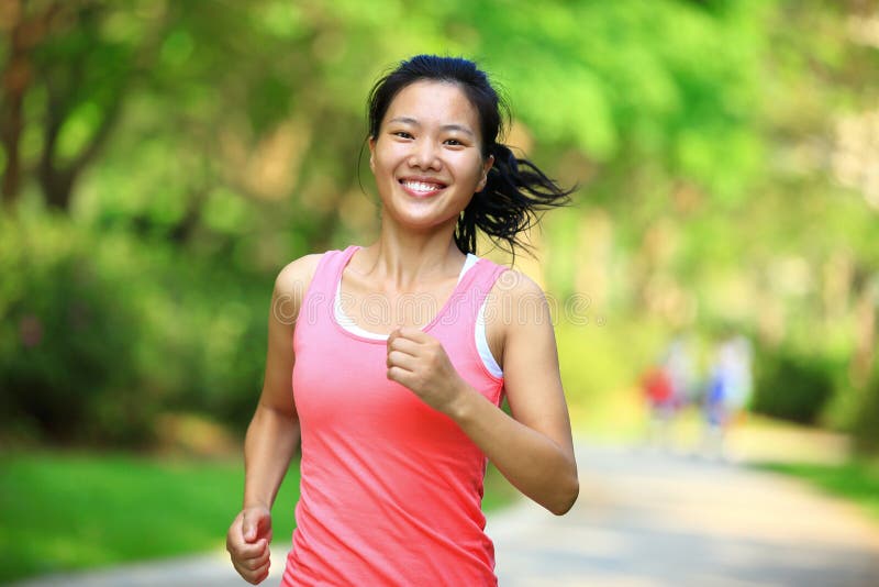 Coureur sain de femme au parc photo stock