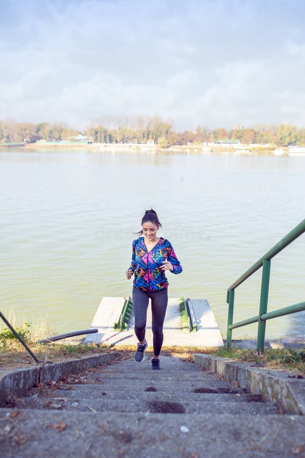 Coureur sportif attrayant de fille fonctionnant en haut images libres de droits Coureur sportif attrayant de fille fonctionnant en haut images libres de droits