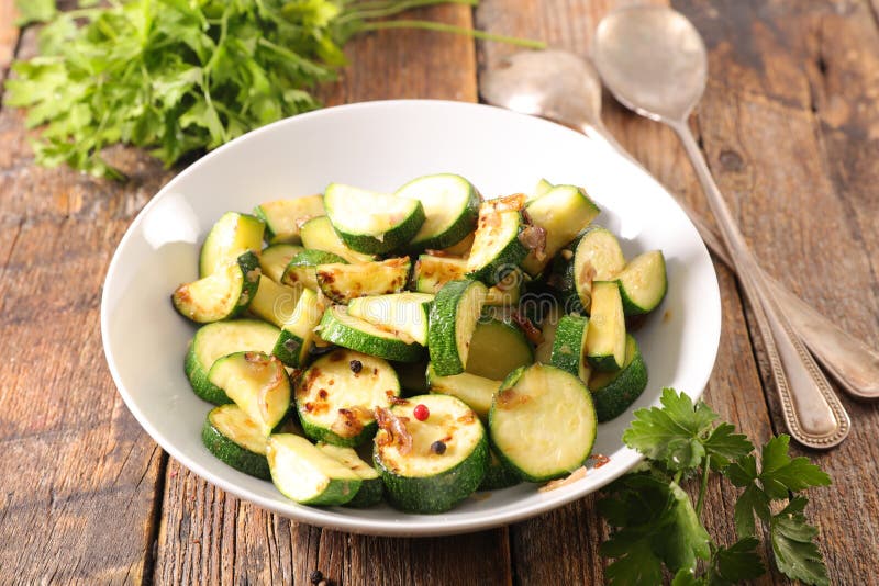 Courgette et herbes grillées images stock Courgette et herbes grillées images stock