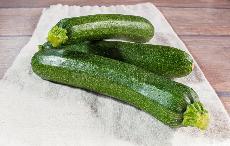 Courgette fraîche et jeune photographie stock libre de droits Courgette fraîche et jeune photographie stock libre de droits