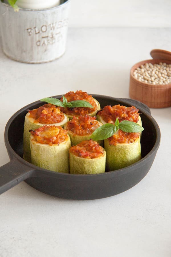 Courgette met veggies wordt gevuld die royalty-vrije stock afbeeldingen Courgette met veggies wordt gevuld die royalty-vrije stock afbeeldingen