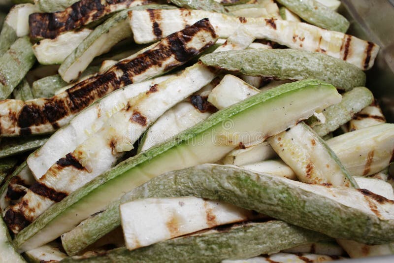 Courgette r?tie Courgette verte for?e d?licieuse avec l'ail et les herbes L?gumes sur un barbecue Gril et concept d'?t? images libres de droits Courgette r?tie Courgette verte for?e d?licieuse avec l'ail et les herbes L?gumes sur un barbecue Gril et concept d'?t? images libres de droits