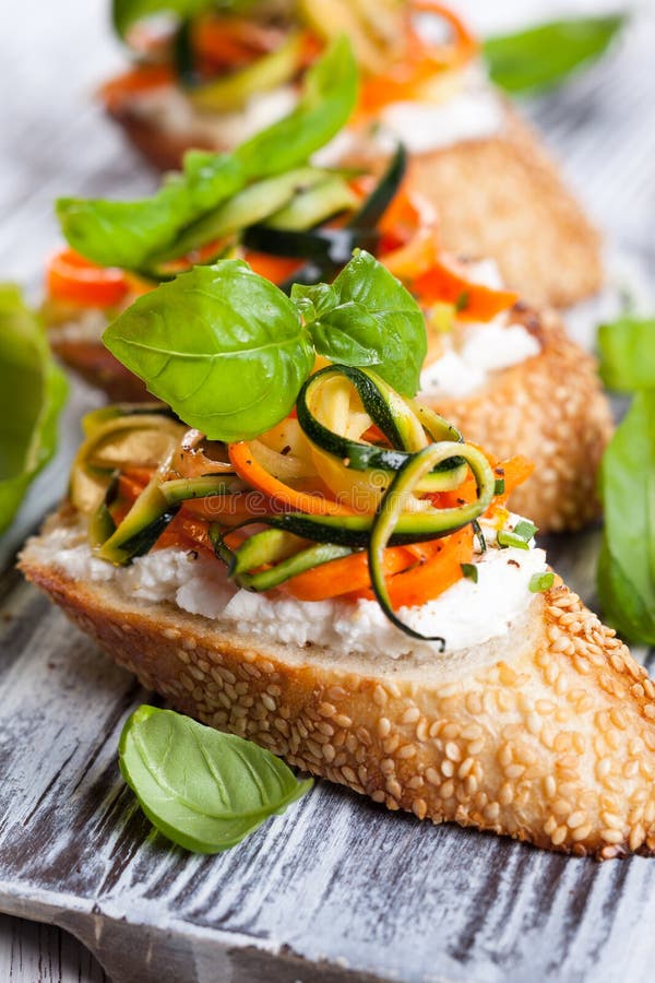 Courgette, wortel en kaasbruschetta royalty-vrije stock fotografie Courgette, wortel en kaasbruschetta royalty-vrije stock fotografie