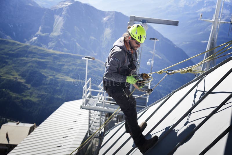 COURMAYEUR, ITÁLIA - 29 DE JULHO DE 2016: Alpinista novo que pratica antes de cllimbing a montagem Blanc imagens de stock COURMAYEUR, ITÁLIA - 29 DE JULHO DE 2016: Alpinista novo que pratica antes de cllimbing a montagem Blanc imagens de stock