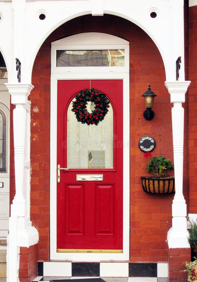 Couronne De Noël Accrochée à Une Porte D'entrée En Bois En Brique