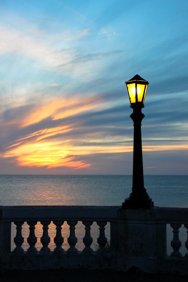 Courrier de lampe au coucher du soleil photo libre de droits Courrier de lampe au coucher du soleil photo libre de droits