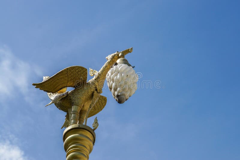 Courrier de lampe de garuda de vintage avec le ciel bleu lumineux photo stock Courrier de lampe de garuda de vintage avec le ciel bleu lumineux photo stock