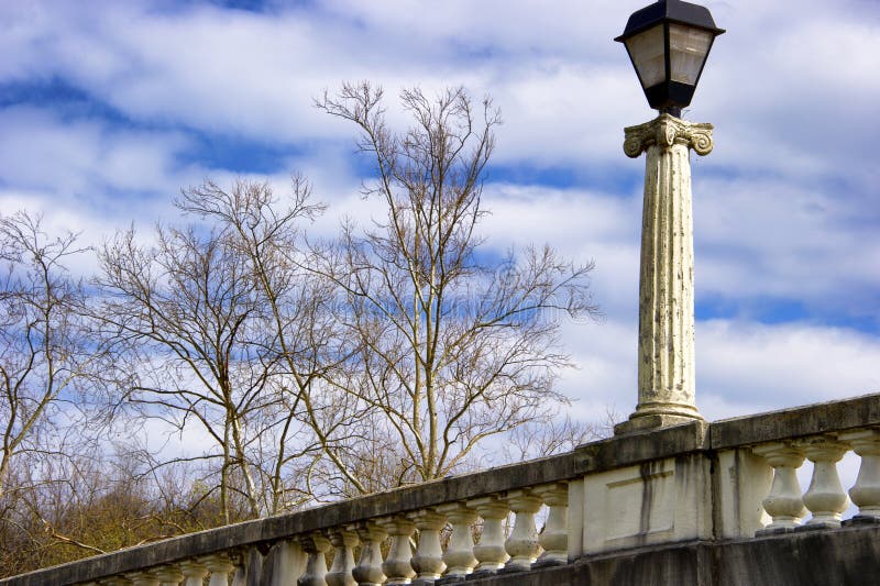 Courrier de lampe de pont et cieux nuageux image stock Courrier de lampe de pont et cieux nuageux image stock