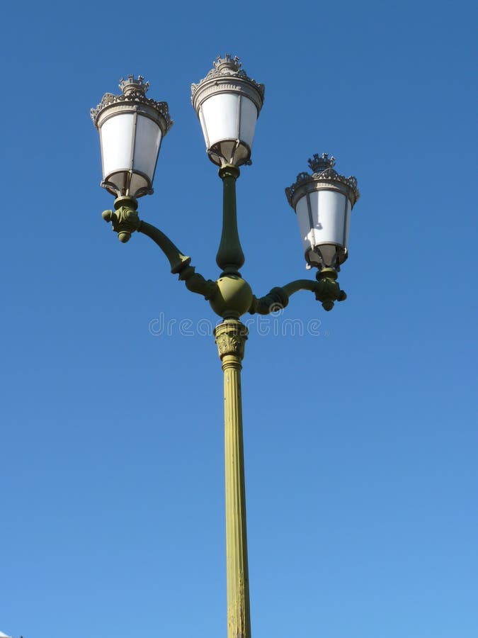Courrier de lampe sur le ciel bleu image stock Courrier de lampe sur le ciel bleu image stock