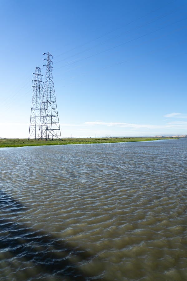 Courrier à haute tension, tour à haute tension au ciel gentil bleu et mer - Palo Alto, la Californie, Etats-Unis photos stock Courrier à haute tension, tour à haute tension au ciel gentil bleu et mer - Palo Alto, la Californie, Etats-Unis photos stock