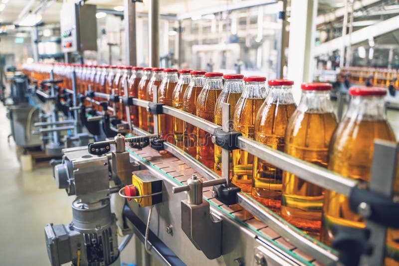 Courroie de transport, jus en bouteilles de verre sur l'usine ou l'usine de production de boissons, ligne de production industrie