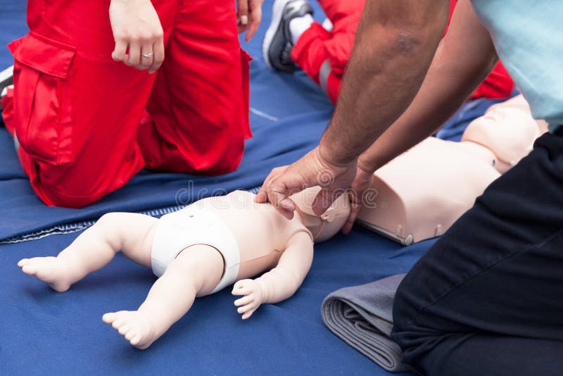 Cours de formation de premiers secours images stock Cours de formation de premiers secours images stock