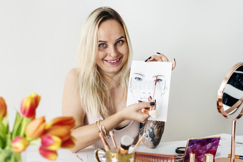 Cours de recodage de maquillage de blogger de beauté photo libre de droits Cours de recodage de maquillage de blogger de beauté photo libre de droits