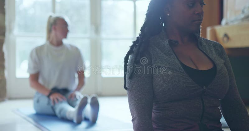 Cours de yoga respirant et femme noire pensant avec méditation et pleine conscience dans le studio de santé. Femme africaine banque de vidéos