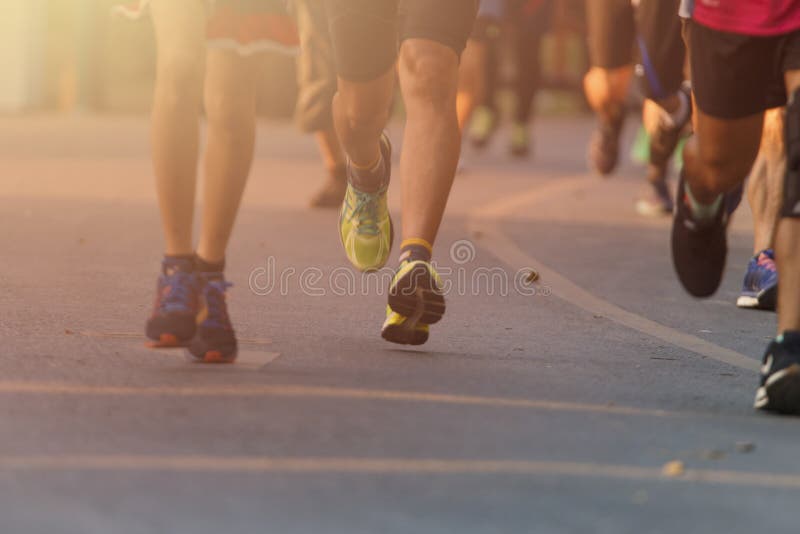 Course courante de marathon, pieds de personnes sur la route urbaine photographie stock Course courante de marathon, pieds de personnes sur la route urbaine photographie stock
