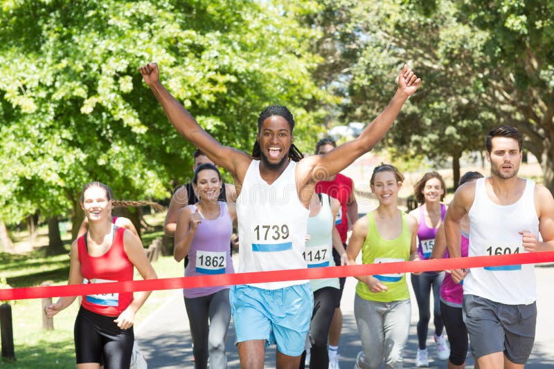 Course courante de personnes convenables en parc photographie stock