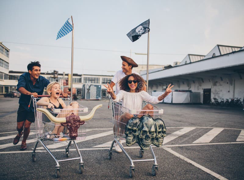 Course De Caddie Dans Le Parking Image stock Image du emballage