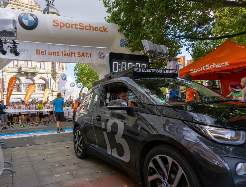 Course 2016 de ville, commençant la grille avec un véhicule à l'électricité de guide photo stock Course 2016 de ville, commençant la grille avec un véhicule à l'électricité de guide photo stock