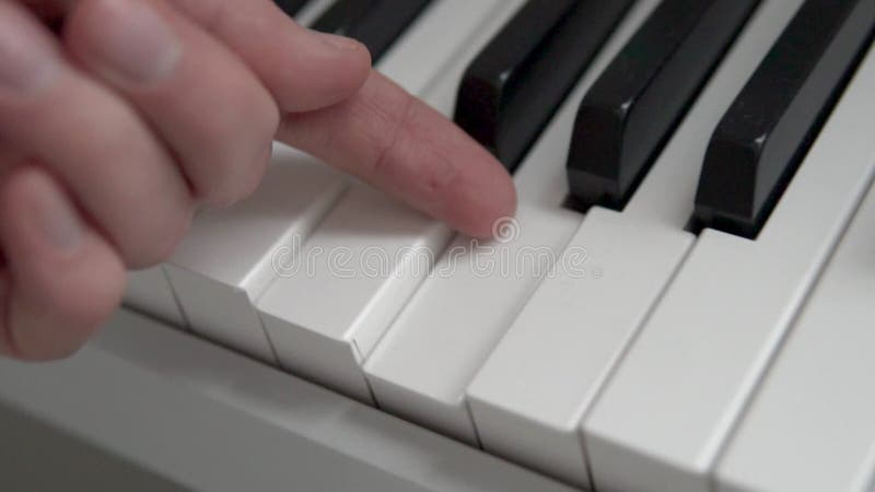 Courses au ralenti de doigt par toutes les clés du piano électronique